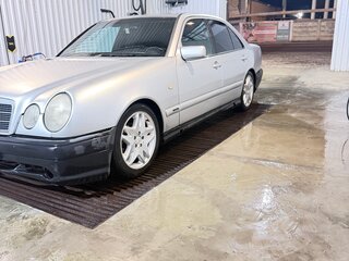 1997 Mercedes-Benz E-Класс 230 II (W210, S210), серебристый, 310000 рублей, вид 1