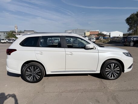 2022 Mitsubishi Outlander III Рестайлинг 3, белый, 3100000 рублей, вид 5