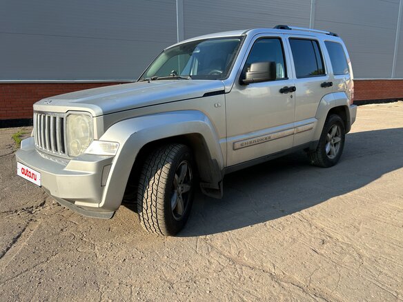 2011 Jeep Cherokee IV (KK), серебристый, 1500000 рублей - вид 2