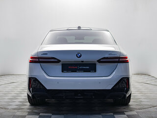 2024 BMW 5 серии 530i xDrive VIII (G60/G61/G68), белый, 7970000 рублей, вид 4