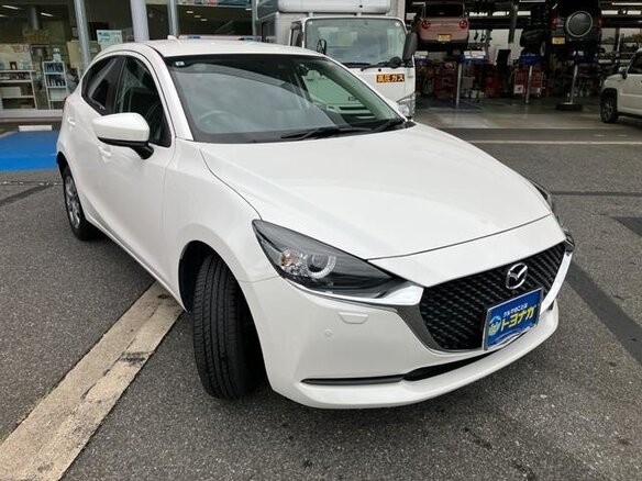 2022 Mazda 2 III (DJ) Рестайлинг, белый, 890700 рублей