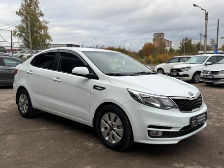 2015 Kia Rio III Рестайлинг, белый, 1080000 рублей, вид 4