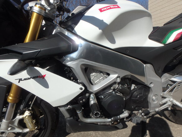 2015 Aprilia Tuono V4, белый, 1000000 рублей - вид 10