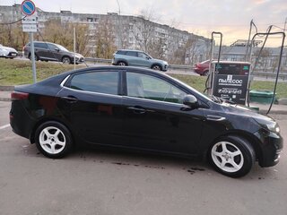 2017 Kia Rio III Рестайлинг, чёрный, 670000 рублей, вид 3