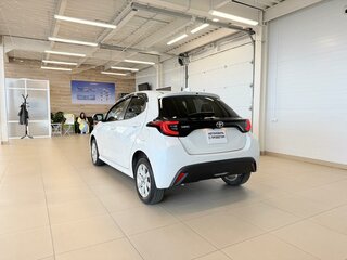 2020 Toyota Yaris IV, белый, 1439000 рублей, вид 4