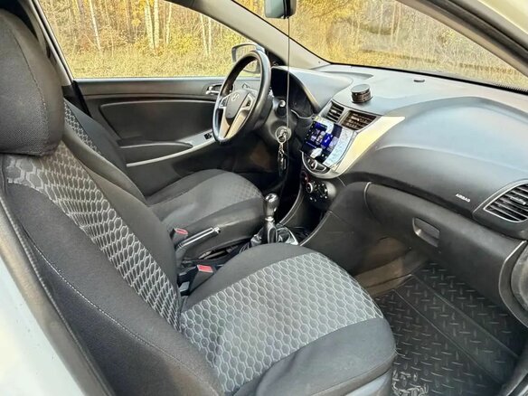 2013 Hyundai Solaris I, белый, 730000 рублей - вид 7