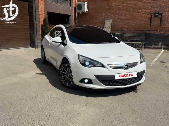 2013 Opel Astra GTC J Рестайлинг, белый, 880000 рублей - вид 9