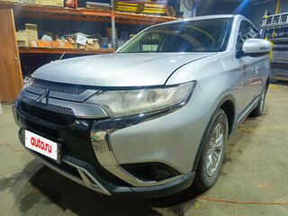 2019 Mitsubishi Outlander III Рестайлинг 3, серебристый, 2000000 рублей, вид 5