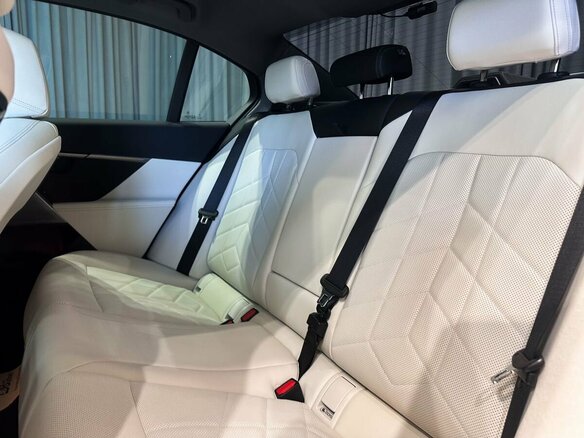 2024 BMW 5 серии 520i VIII (G60/G61/G68), серый, 6200000 рублей - вид 19