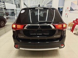 2018 Mitsubishi Outlander III Рестайлинг 3, чёрный, 2050000 рублей, вид 4