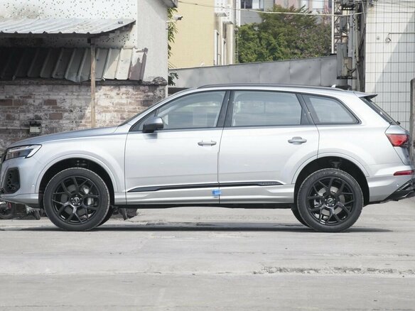 2025 Audi Q7 55 TFSI II (4M) Рестайлинг 2, серебристый, 13026000 рублей - вид 4