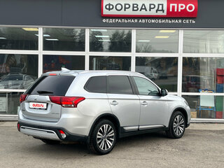 2019 Mitsubishi Outlander III Рестайлинг 3, серебристый, 1950000 рублей, вид 4