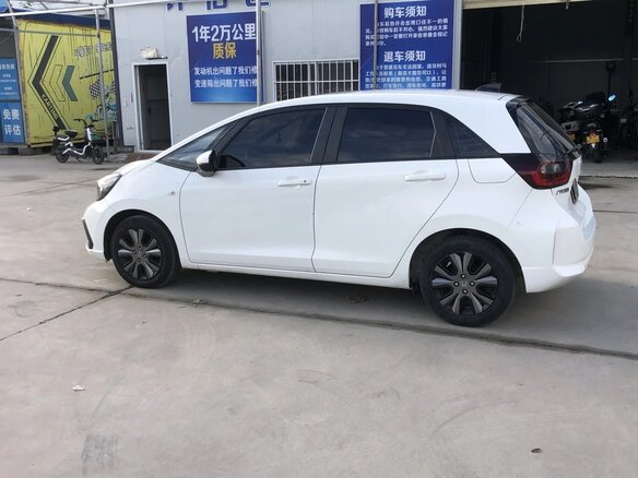 2022 Honda Fit IV Рестайлинг, белый, 990000 рублей - вид 4
