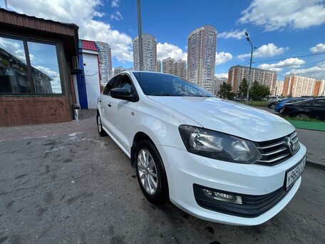 2018 Volkswagen Polo V Рестайлинг, белый, 900000 рублей, вид 4