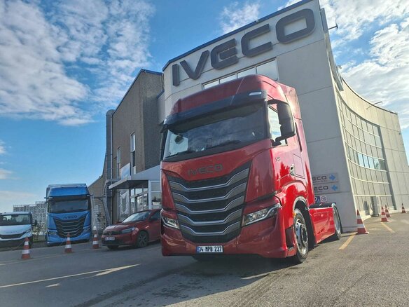 2024 Iveco S-Way, пурпурный, 14208186 рублей