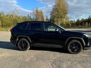 2021 Toyota RAV4 V (XA50), чёрный, 3200000 рублей, вид 4