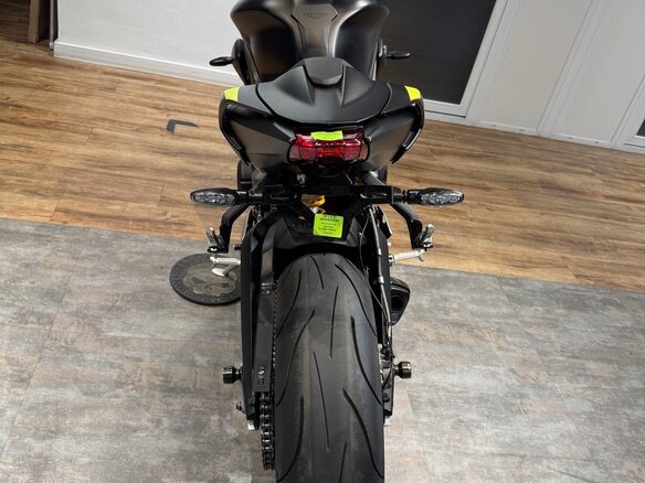 2020 Triumph Street Triple, чёрный, 999000 рублей - вид 12