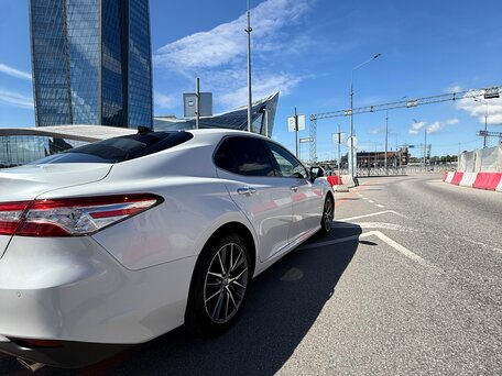 2023 Toyota Camry VIII (XV70) Рестайлинг, белый, 3150000 рублей, вид 3