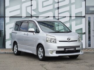 Toyota Voxy II (R70)