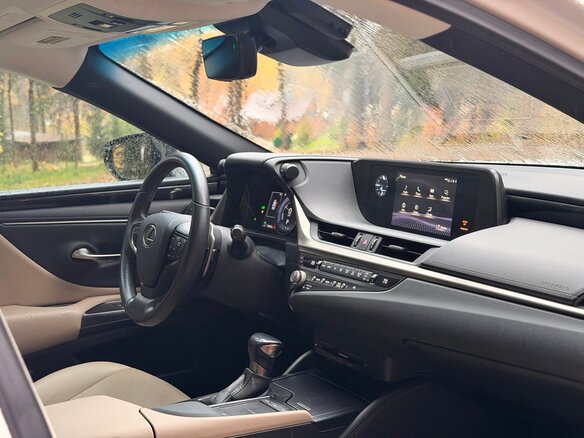 2020 Lexus ES 300h VII, белый, 4200000 рублей - вид 13