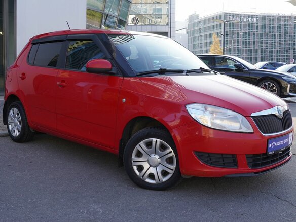2011 Skoda Fabia II Рестайлинг, красный, 350000 рублей - вид 2