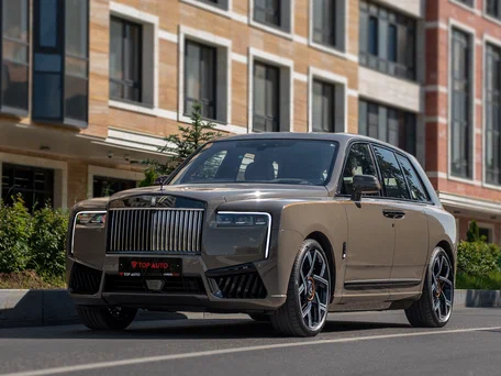 2025 Rolls-Royce Cullinan Black Badge I Рестайлинг (Series II), коричневый, 65700000 рублей, вид 1