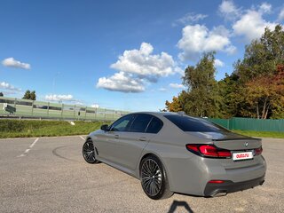 2020 BMW 5 серии 520d xDrive VII (G30/G31/G38) Рестайлинг, серый, 4000000 рублей, вид 3