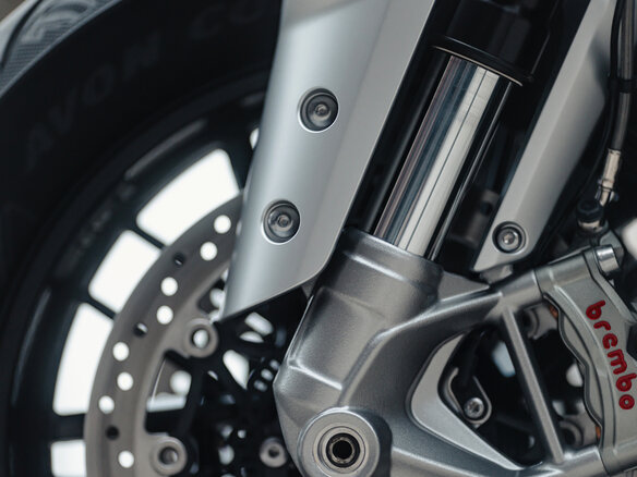 2023 Triumph Rocket 3, серебристый, 2490000 рублей - вид 25
