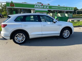 2018 Volkswagen Touareg III, белый, 3550000 рублей, вид 2