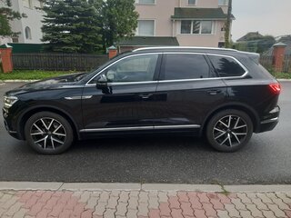 2021 Volkswagen Touareg III, чёрный, 6035000 рублей, вид 4