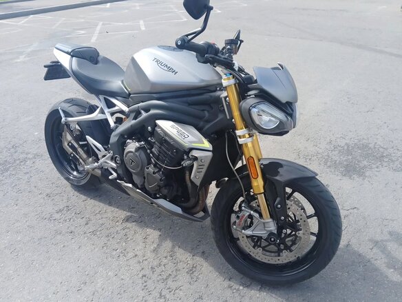 2020 Triumph Speed Triple, серый, 1230000 рублей - вид 4