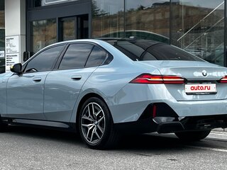 2024 BMW 5 серии 520i VIII (G60/G61/G68), голубой, 4773000 рублей, вид 5