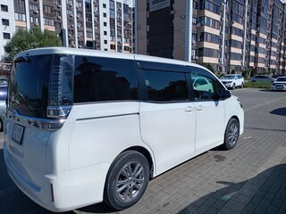 2018 Toyota Voxy III (R80) Рестайлинг, белый, 2350000 рублей, вид 3