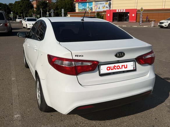 2013 Kia Rio 4-speed III, белый, 880000 рублей - вид 6