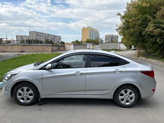 2015 Hyundai Solaris I Рестайлинг, серебристый, 955000 рублей, вид 4