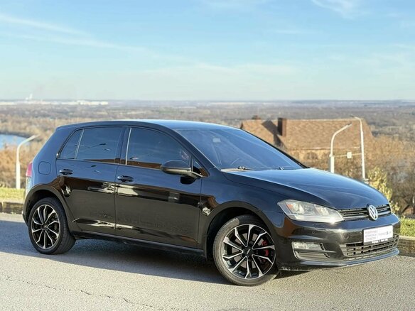 2013 Volkswagen Golf VII, чёрный, 1050000 рублей