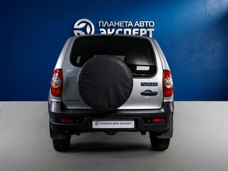 2017 Chevrolet Niva I Рестайлинг, серебристый, 700000 рублей, вид 5