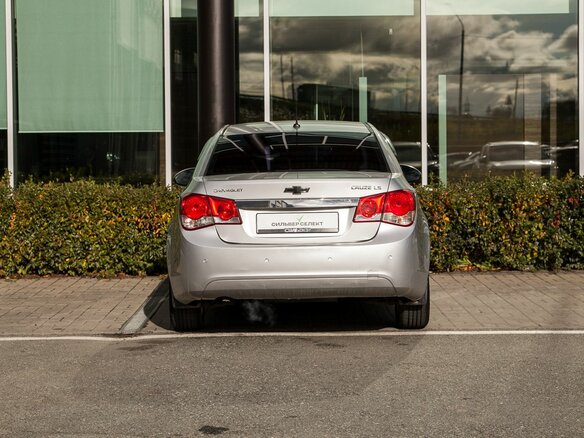 2011 Chevrolet Cruze I, серебристый, 600000 рублей - вид 3