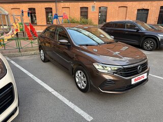 2021 Volkswagen Polo VI, коричневый, 1640000 рублей, вид 2