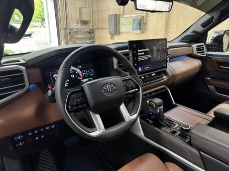 2024 Toyota Tundra Crew Max CrewMax III, чёрный, 8390000 рублей, вид 3