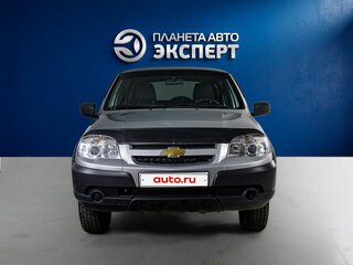 2017 Chevrolet Niva I Рестайлинг, серебристый, 700000 рублей, вид 2
