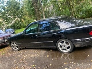 2001 Mercedes-Benz E-Класс 220 II (W210, S210) Рестайлинг, чёрный, 285000 рублей, вид 1