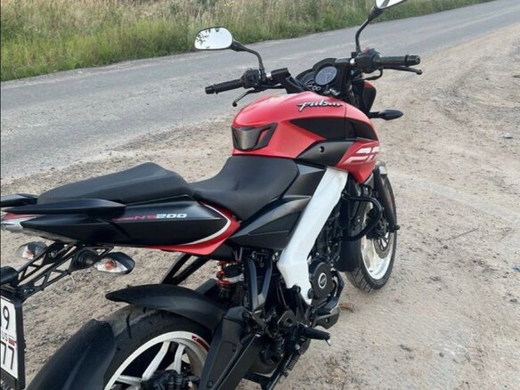 2021 Bajaj Pulsar NS 200, красный, 125000 рублей - вид 2