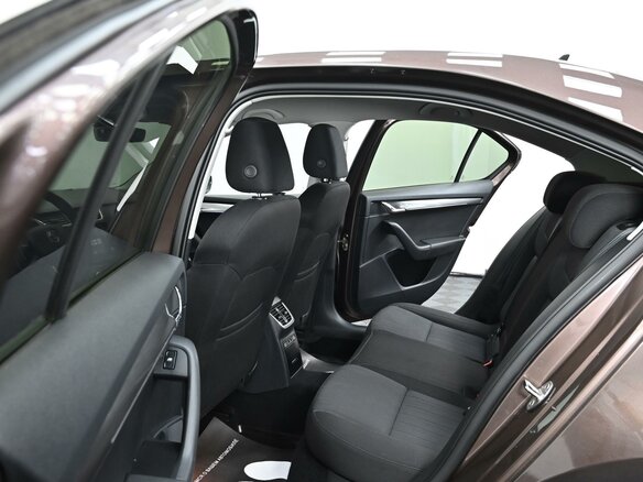 2017 Skoda Octavia III (A7) Рестайлинг, коричневый, 1765000 рублей - вид 11