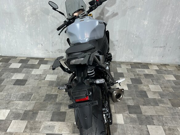 2022 Suzuki GSX-S 1000, серый, 1099000 рублей - вид 11