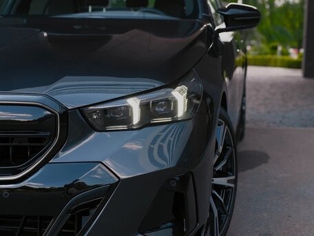 2024 BMW 5 серии 530i VIII (G60/G61/G68), серый, 7498000 рублей, вид 4