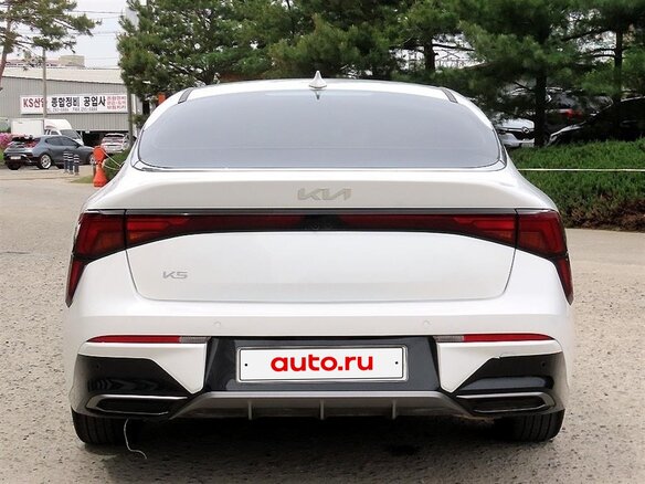 2023 Kia K5 III Рестайлинг, белый - вид 3