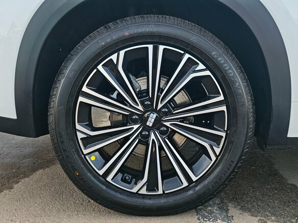 2026 Geely EX5 Гибрид EM-i, белый, 3829990 рублей - вид 5