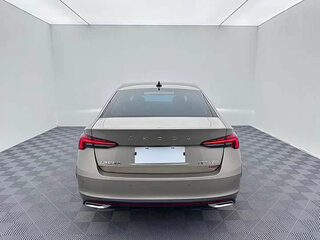 2023 Skoda Octavia IV (A8), бежевый, 1790000 рублей, вид 5