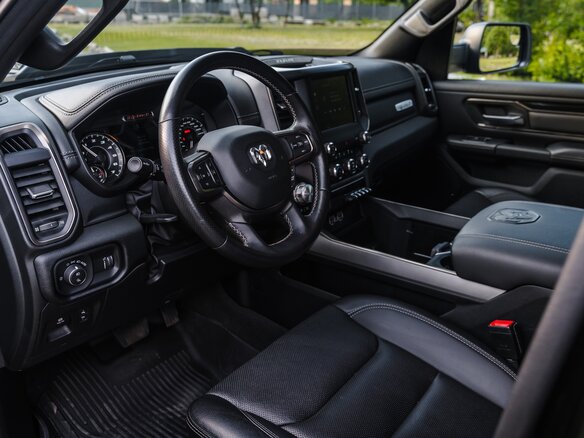2022 Ram 1500 Crew Cab V, чёрный, 9480000 рублей - вид 6